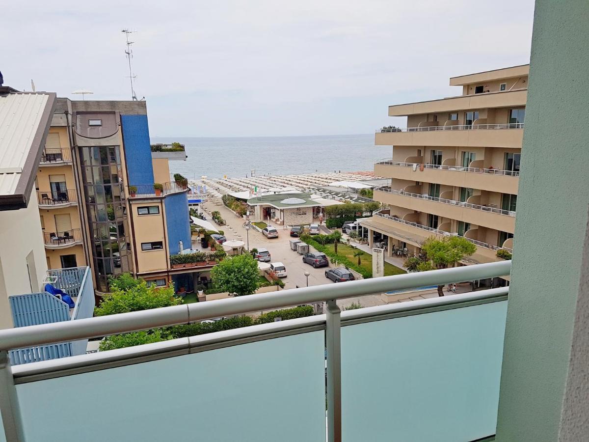 Hotel Sorriso Milano Marittima Bagian luar foto