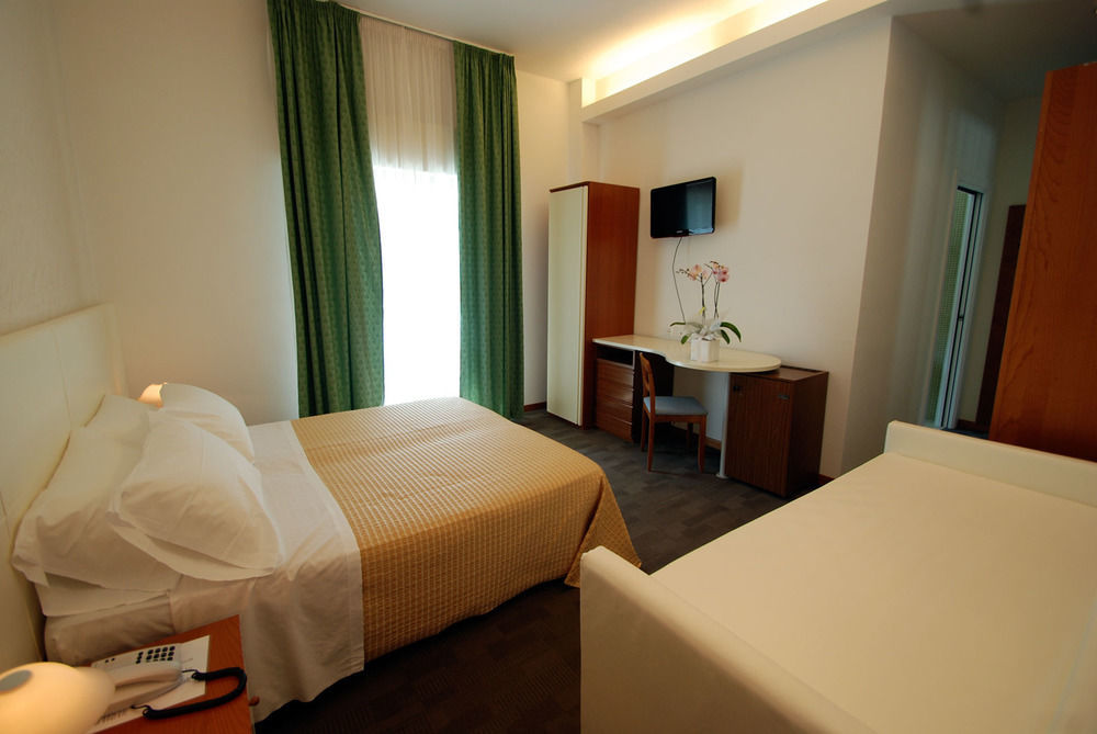 Hotel Sorriso Milano Marittima Bagian luar foto