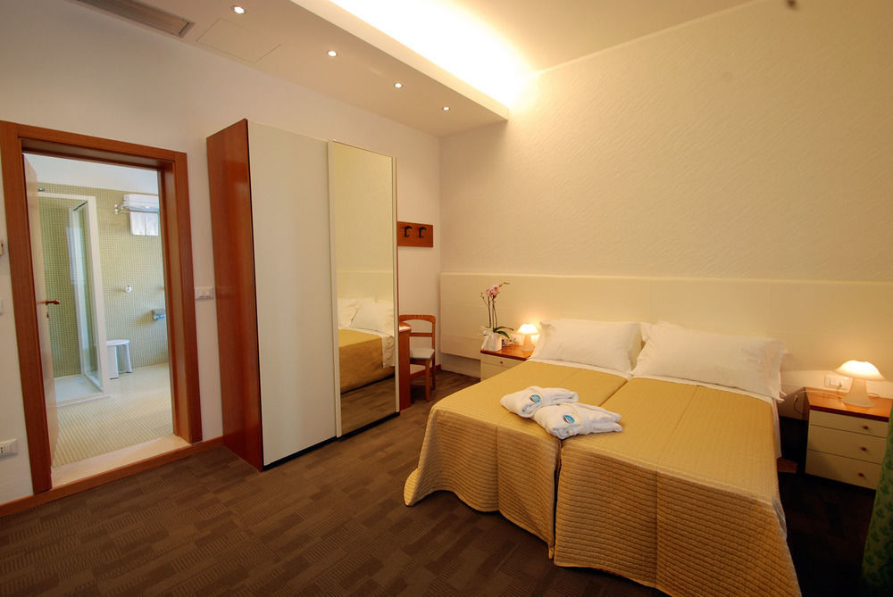 Hotel Sorriso Milano Marittima Bagian luar foto